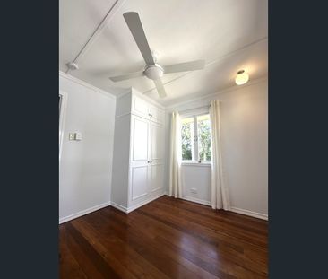 SPACIOUS FAMILY HOME IN THE HEART OF WYNNUM - Photo 3