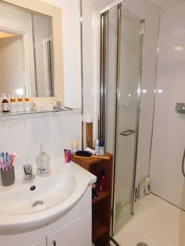 2 bedroom Apartment to let - Photo 4