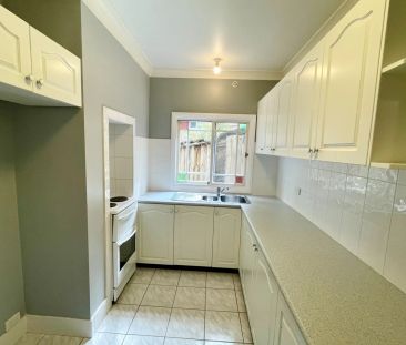 Two Bedroom Apartment In Convenient Location! - Photo 4