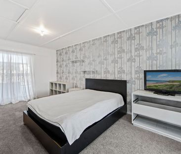 Central, Stylish & So Convenient - Your Ideal Family Home! - Photo 3