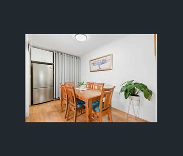 Spacious Top-Floor Apartment, Convenient Location! - Photo 2