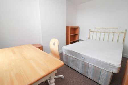 4 bedroom terraced house to rent - Photo 3