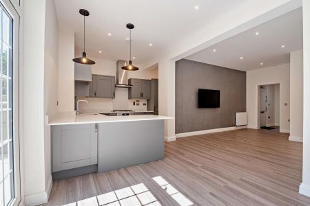 3 bedroom apartment to rent - Photo 4