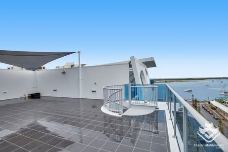 Exclusive 3-Bedroom Penthouse with Broadwater and Panorama Views - Photo 4