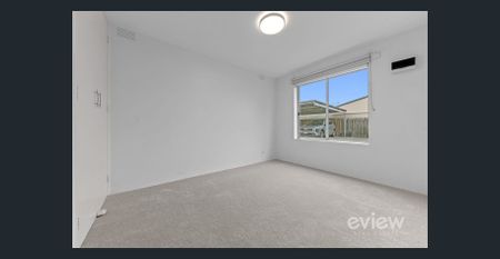 Comfortable, Low-Maintenance Living in the Heart of Altona! - Photo 2