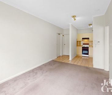 TOP FLOOR 1 BEDROOM APARTMENT - Photo 3