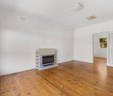 Location, convenience & comfort - Three bedroom home - Photo 3