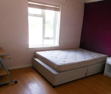 5 bedroom end of terrace house to rent - Photo 3