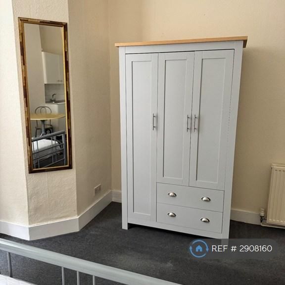 1 bedroom in a flat share to rent - Photo 1