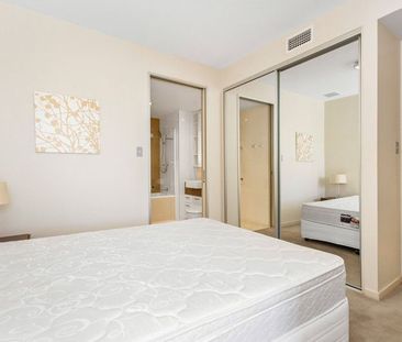 SELF CONTAINED UNIT OVERLOOKING THE GLADSTONE HARBOUR - Photo 5