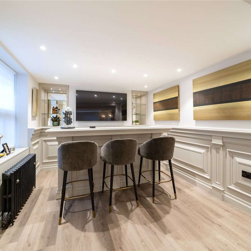 Unique Georgian terraced house which has been exceptionally restored to a high standard. - Photo 1