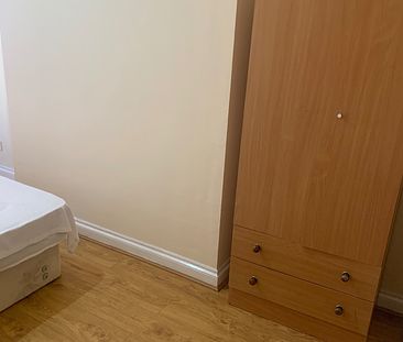 Room in a Shared Flat, Salford, M7 - Photo 2