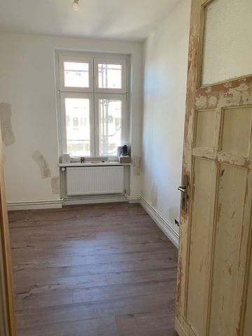 Modernisierte Altbauwohnung mit Einbauküche in der Uhlandstraße - Photo 3