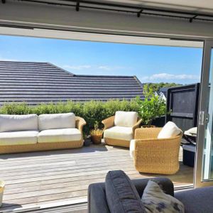 Modern, Spacious Family Home in Popular ... - Photo 2