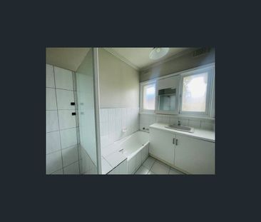 52 Oakes Ave, Clayton South VIC 3169 - House For Rent | Domain - Photo 5