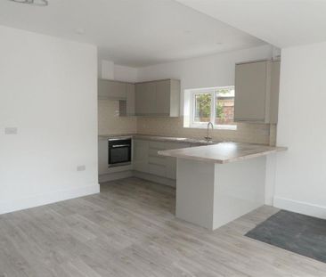 3 bedroom semi-detached house to rent - Photo 6