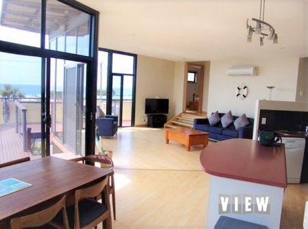 Exquisite Coastal Living in Beaumaris – Fully Furnished Rental - Photo 3