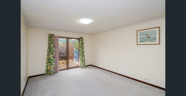 WELL PRESENTED, LARGE GROUND FLOOR UNIT IN A GREAT LOCATION! - Photo 1