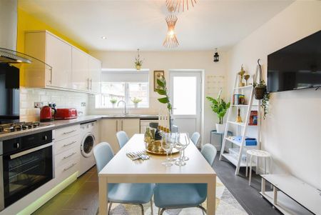 1 bedroom in a house share to rent - Photo 4