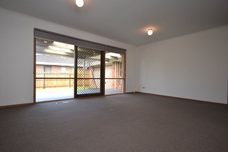 7 Acmena Ct Mill Park VIC 3082 - Photo 2
