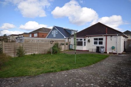 To Rent Coombe Avenue, Redhill, Bournemouth, BH10 £1,800 pcm Tenancy Info - Photo 3