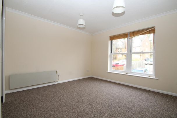 West Wycombe Road, High Wycombe - Photo 1