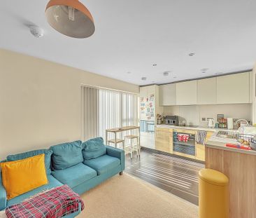 A first floor bright and modern one-bedroom apartment, with lift. P... - Photo 1