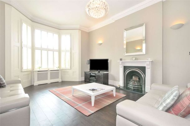 An elegant Victorian house with a spacious garden. - Photo 1
