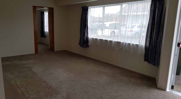 Spacious 2 bdrm house with a single secure garage - Photo 1