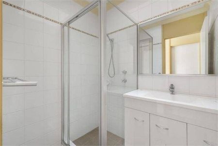 Family Home with pool - Photo 3