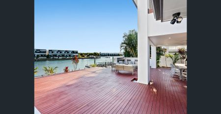 Luxury Waterfront Family Living - Space, Style & Serenity - Photo 2