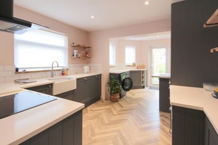 2 bedroom semi-detached bungalow to rent - Photo 4