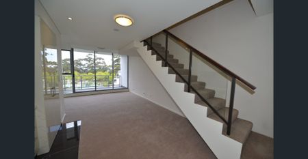 Beautifully Acquired Two Bedroom, Two Bathroom Split level Apartment with Stunning views with Split Air Conditioning - Photo 5