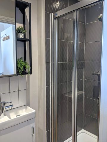 Studio Flat, Lower Addiscombe Road, CR0 - Photo 5