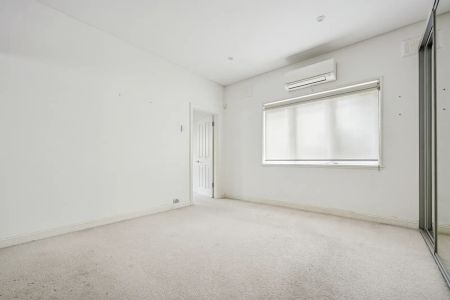 Stunning 2 Bedroom Apartment with Ocean Views - Photo 2