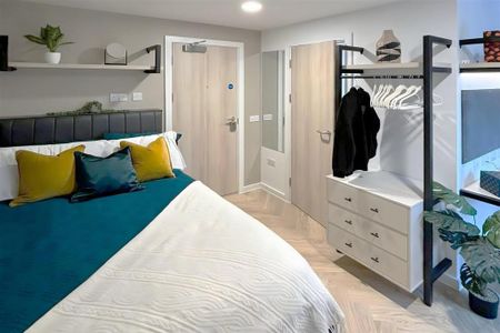 1 bedroom in a flat share to rent - Photo 4