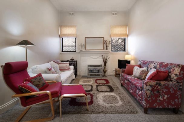 Eaglehawk Cottage filled with character - Photo 1