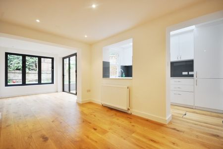Two Bedroom Flat to rent in London - Photo 2