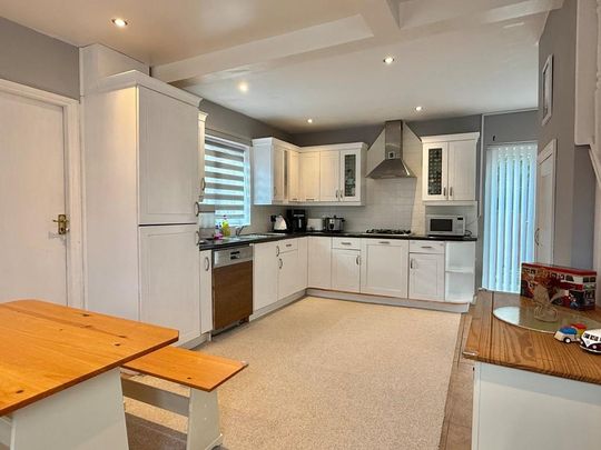 3 bedroom end of terrace house to rent - Photo 1