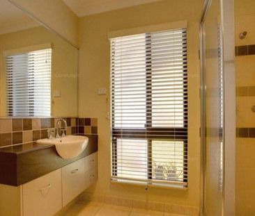 Spacious Family Home with Double Gate Access - Photo 3