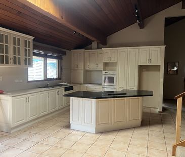 MASSIVE FIVE OR SIX BEDROOM HOUSE - Photo 6