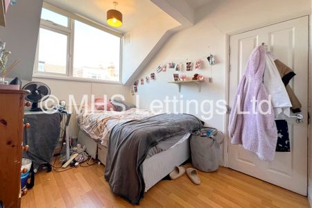 6 Bedroom Mid Terraced House for rent in Delph Mount - Photo 4