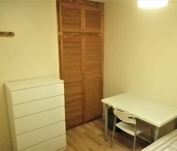 Room in a Shared Flat, Wigram Court, SW11 - Photo 4