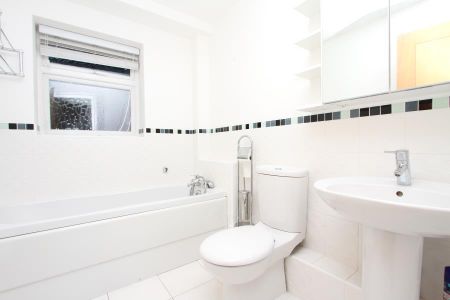 4 bedroom end of terrace house to rent - Photo 4