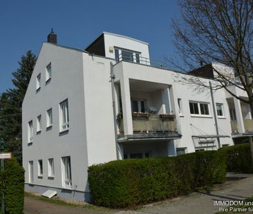 Sehr gepflegte 2,5-Zimmer-Dachwohnung mit BALKON und hochwertiger E... - Photo 1