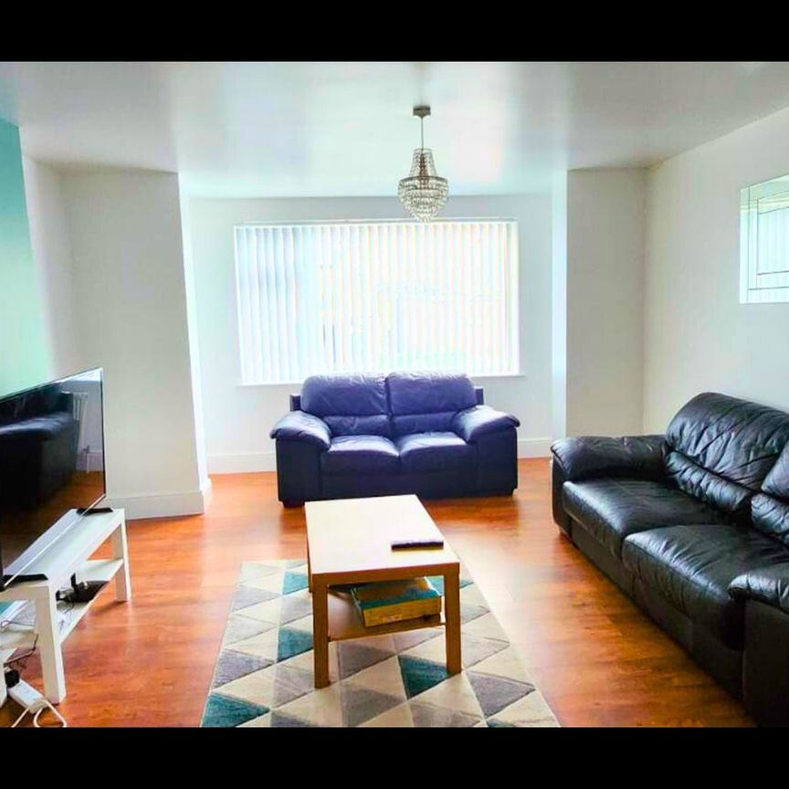 5 Bed Terraced House, Holland Place, S2 - Photo 1