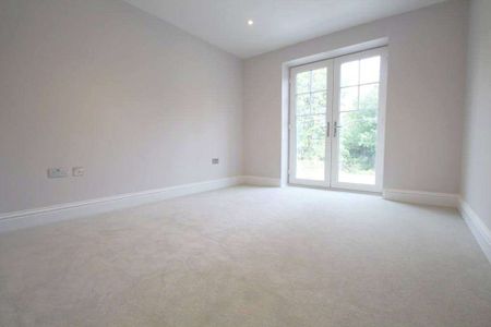 An exceptional two double bedroom first floor apartment finished to a high standard. - Photo 2