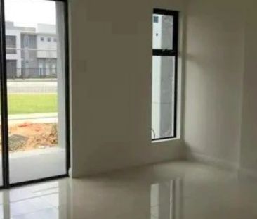 STUNNING TOWNHOUSE IN PRIME LOCATION - EMBRACE THE "CAFE LIFESTYLE" - Photo 5