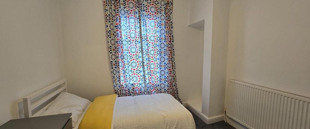 3 bedroom house of multiple occupation to rent - Photo 1