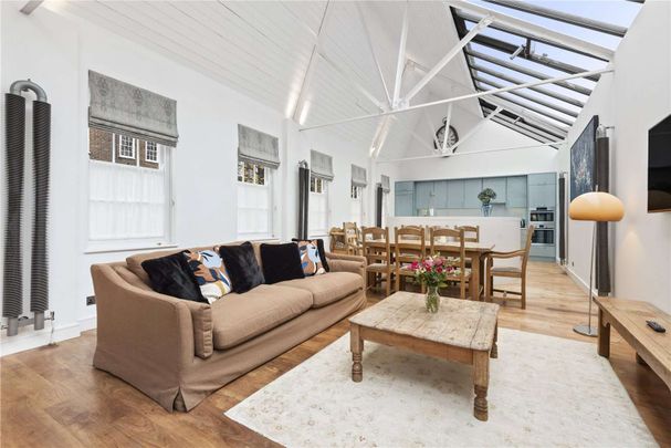 A very spacious two bedroom coach house, tucked away on one of Clapham's most premier roads. - Photo 1